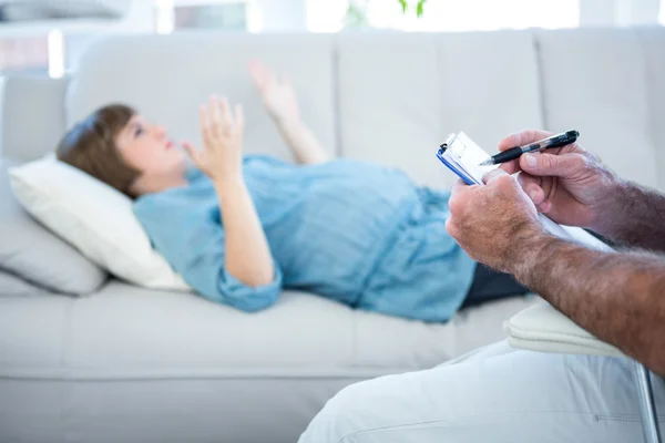 Gynecologist writing prescription — Stock Photo, Image