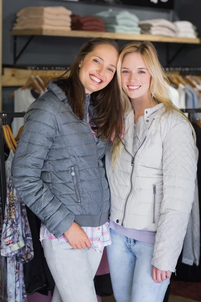 Amiche in abiti invernali — Foto Stock