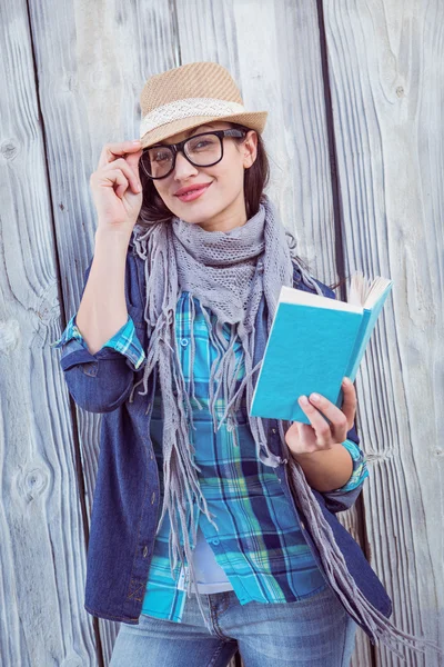 Joyeux hipster lisant un livre — Photo