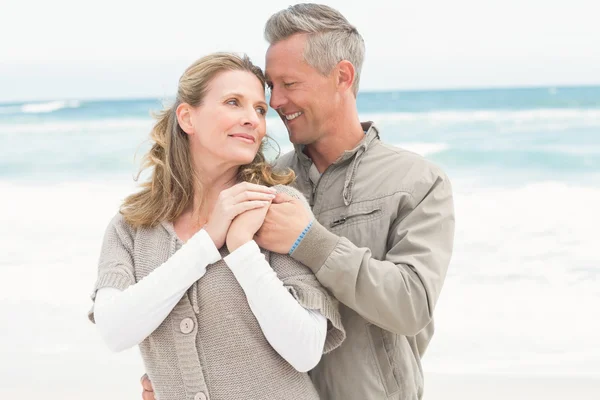 Lächelndes Paar, das einander hält — Stockfoto