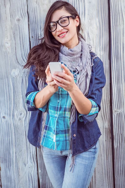 Hipster con cellulare in mano — Foto Stock