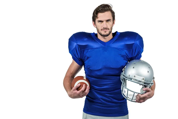 Jugador de fútbol americano sosteniendo un casco — Foto de Stock