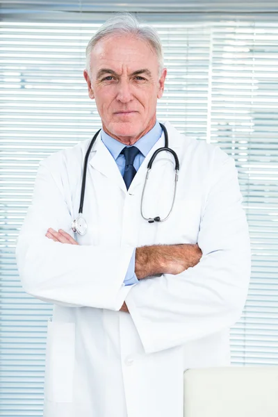 Médico com estetoscópio em torno do pescoço — Fotografia de Stock