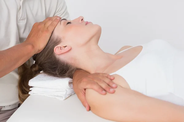 Vrouw ontvangende nek massage — Stockfoto