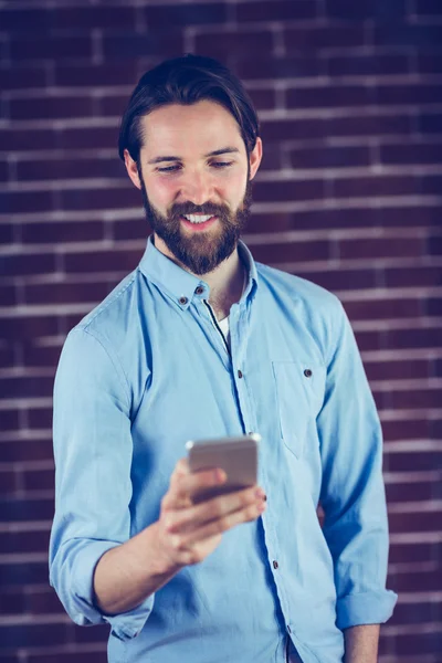 Hipster using smartphone — Stock Photo, Image