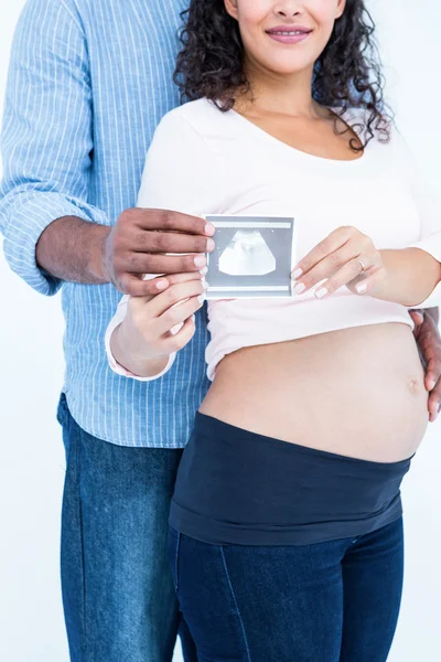 Sección media de la pareja con ecografía —  Fotos de Stock