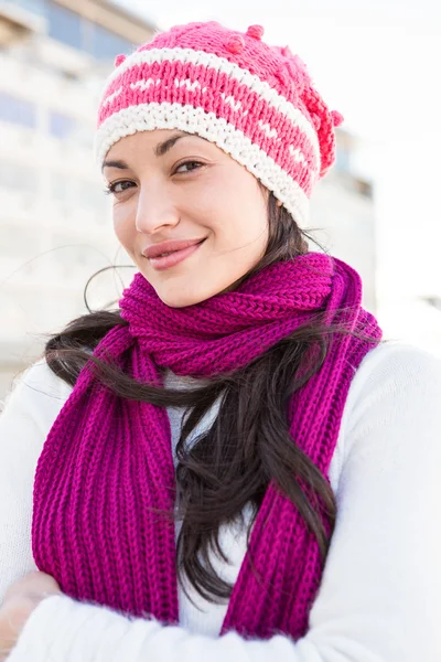 Mujer feliz mirando a su alrededor —  Fotos de Stock