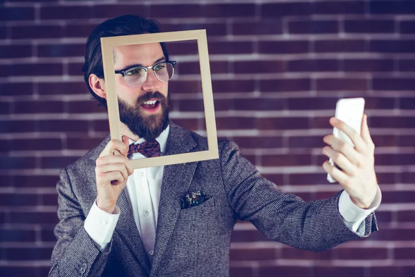 Hombre guapo tomando selfie —  Fotos de Stock