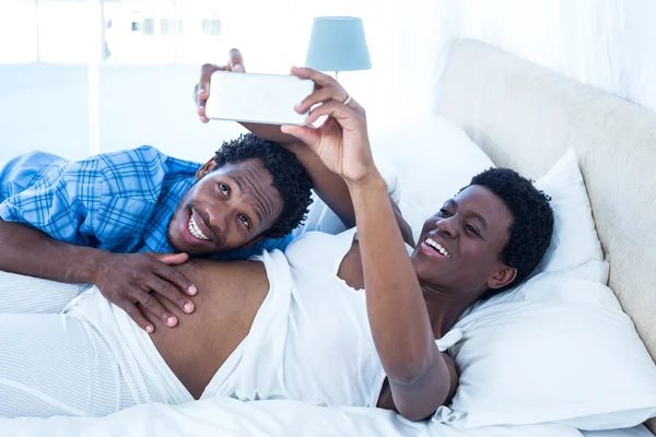 Donna incinta che prende selfie mentre si rilassa — Foto Stock