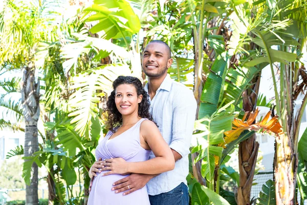 Marido tocando barriga da esposa grávida — Fotografia de Stock