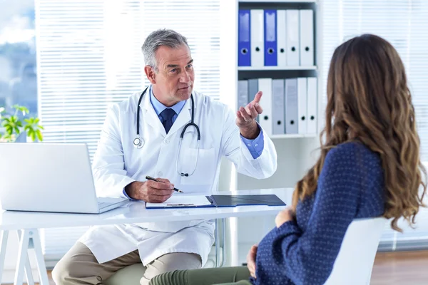 Médico masculino falando com mulher grávida — Fotografia de Stock