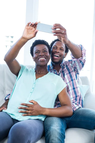 Sorridente coppia cliccando selfie — Foto Stock