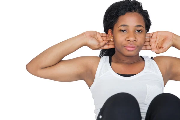 Fit woman doing sit ups — Stock Photo, Image