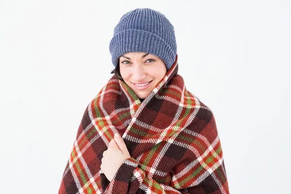 Usměvavá brunetka s zkontrolovat deku — Stock fotografie