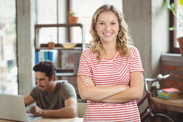 Smiling woman standing in office — Stock Photo, Image