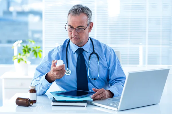 Médico varón buscando prescripción — Foto de Stock