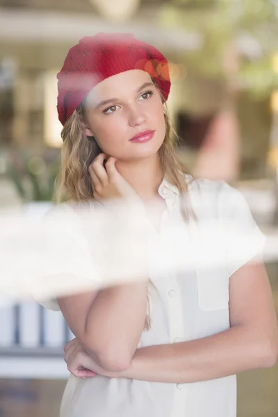 Nachdenkliche Frau schaut weg — Stockfoto