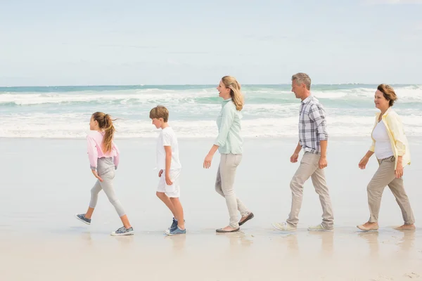 Família de várias gerações na praia — Fotografia de Stock