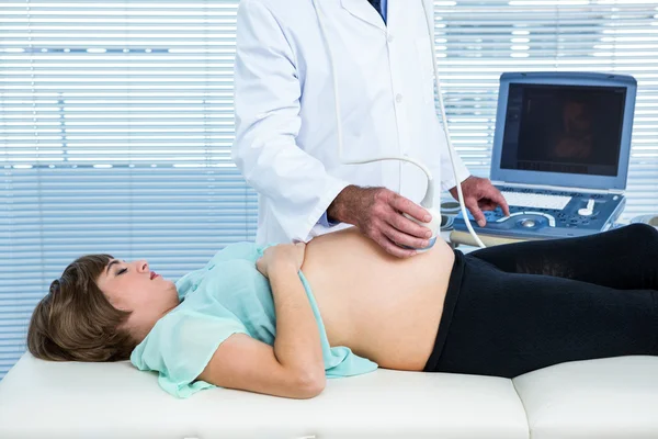 Arts uitvoeren van echografie op zwangere vrouw — Stockfoto