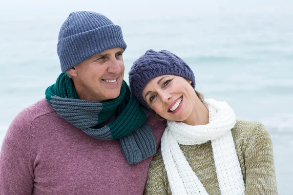 Pareja con bufandas y sombreros en la playa — Foto de Stock