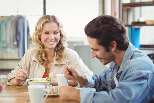 Woman having breakfast with colleague — Stock Photo, Image