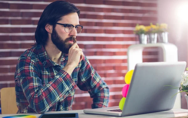 Geschäftsmann nutzt Laptop auf Schreibtisch — Stockfoto