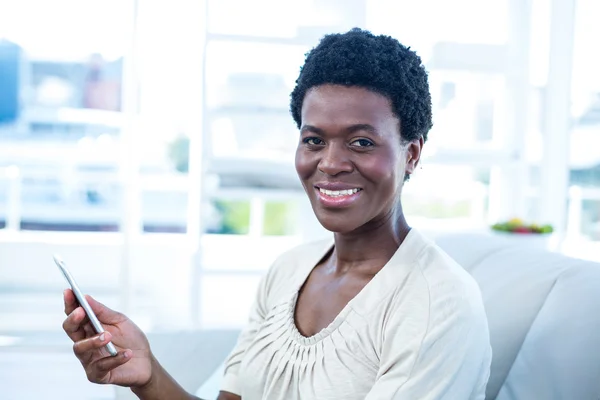 Happy woman holding cellphone — Stock Photo, Image