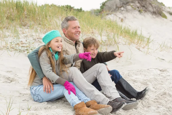 Padre e figli che si godono una giornata fuori — Foto Stock