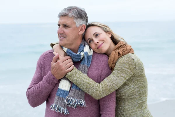 Pareja abrazándose en la playa — Foto de Stock