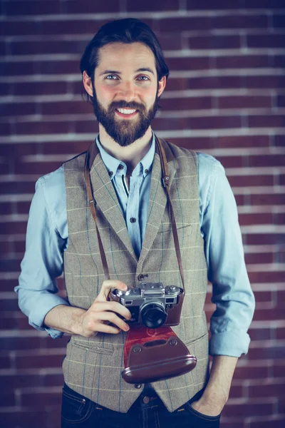 Hipster souriant avec caméra — Photo