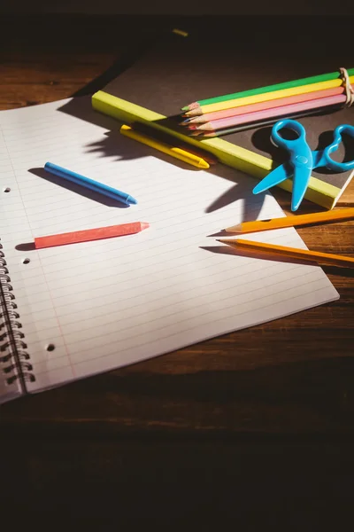 Schoolbenodigdheden op Bureau — Stockfoto