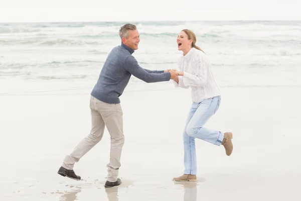 Casal desfrutando de um bom dia fora — Fotografia de Stock