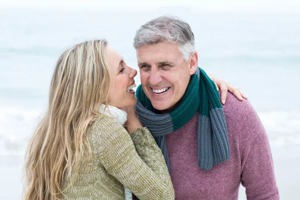 Paar umarmt sich am Strand — Stockfoto