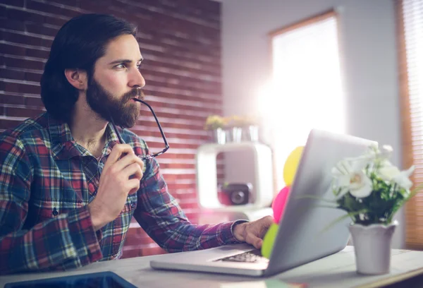 Geschäftsmann mit Laptop arbeitet im Büro — Stockfoto