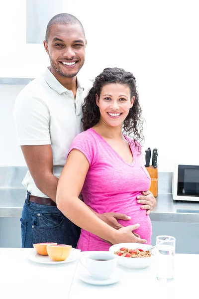 Pareja de pie en cocina — Foto de Stock