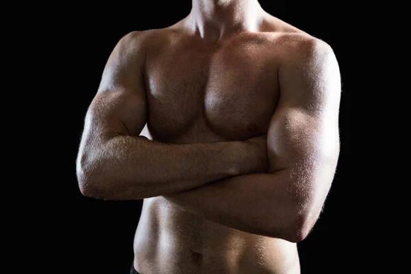 Hombre musculoso con los brazos cruzados — Foto de Stock