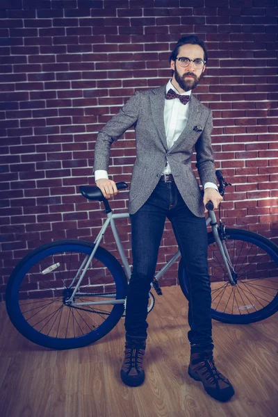 Hombre con estilo con bicicleta —  Fotos de Stock