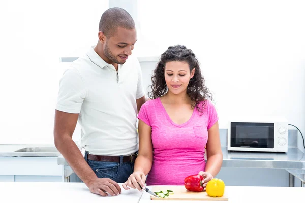 Embarazada esposa picando verduras — Foto de Stock