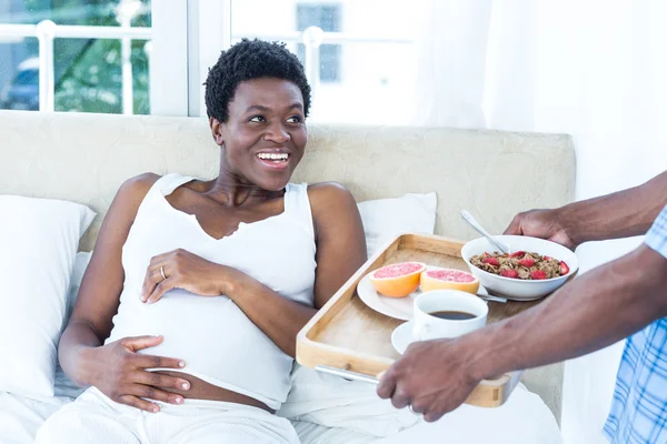 Mulher grávida sorrindo enquanto olha para o homem — Fotografia de Stock