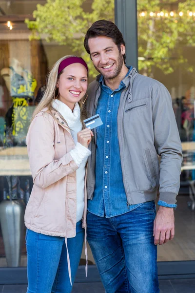 Ler par visar kreditkort — Stockfoto