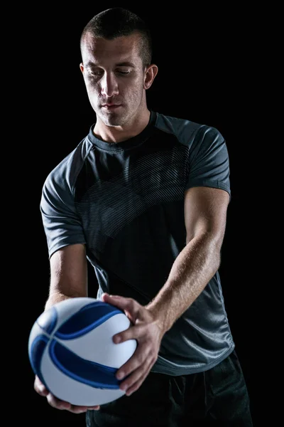 Guapo jugador de rugby sosteniendo la pelota — Foto de Stock