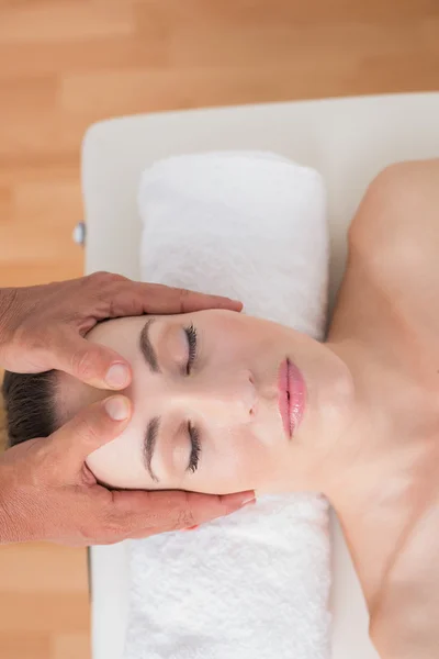 Femme recevant un massage de la tête — Photo