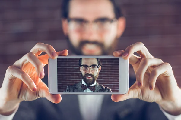 Uomo in cellulare scattare selfie — Foto Stock