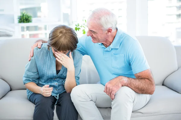 Padre consolante preoccupato figlia incinta — Foto Stock