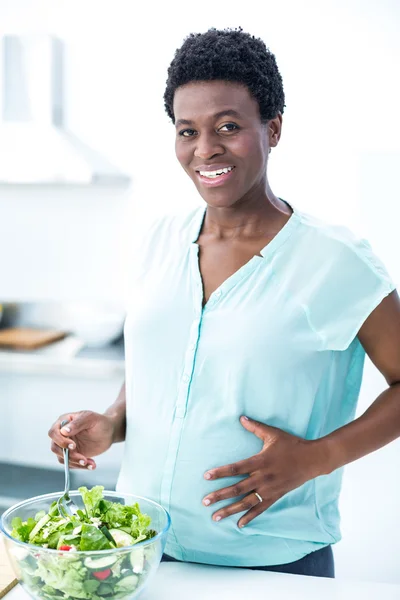 Pregnant woman having salad — Stock Photo, Image