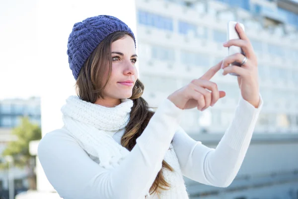 Brune froide en vêtements chauds prenant des photos — Photo