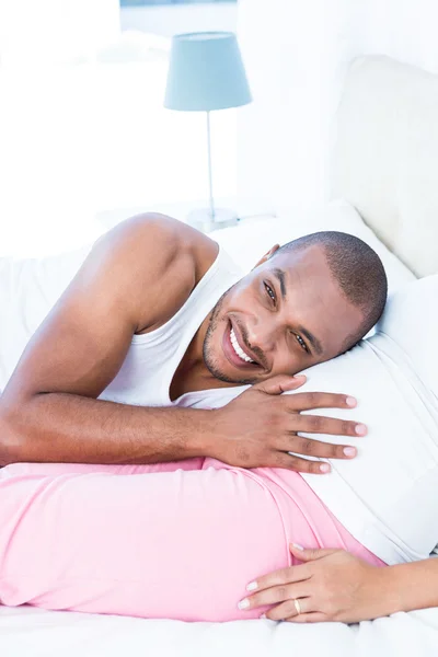 Homem ouvindo barriga de esposa grávida — Fotografia de Stock