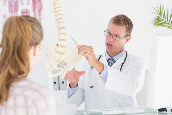 Médico mostrando modelo de coluna do paciente — Fotografia de Stock