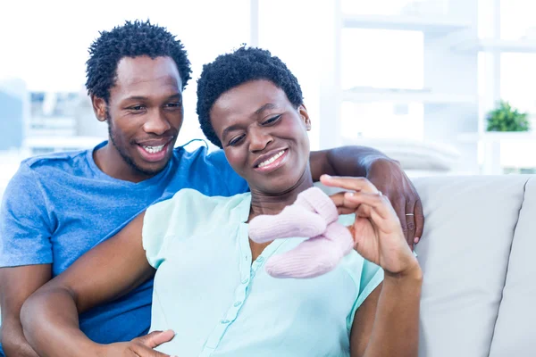 Paar schaut sich Babyschuhe an — Stockfoto