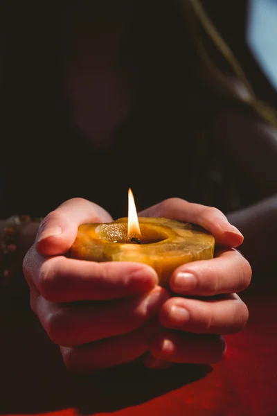Contador de fortunas segurando uma vela — Fotografia de Stock